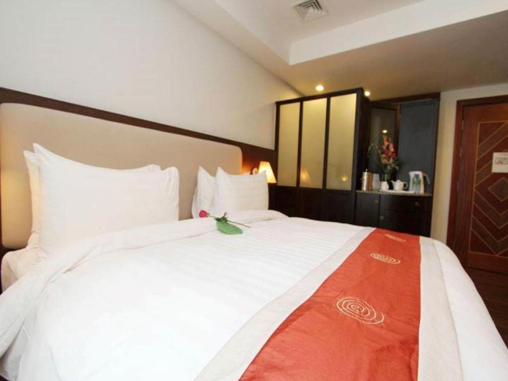Plaza Sutera Biru Hotel Kuala Belait Exteriör bild