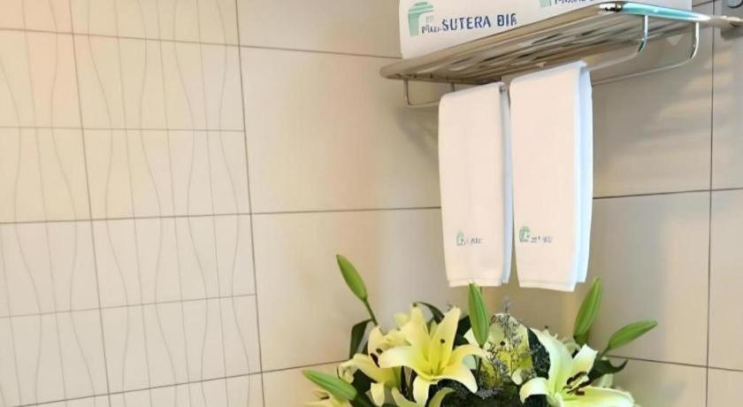 Plaza Sutera Biru Hotel Kuala Belait Exteriör bild
